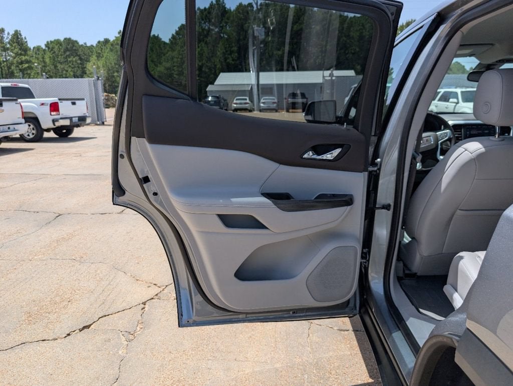2023 GMC Acadia SLT