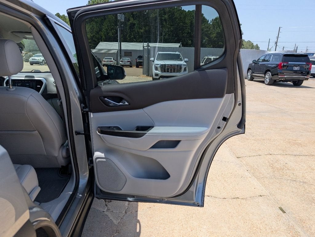 2023 GMC Acadia SLT