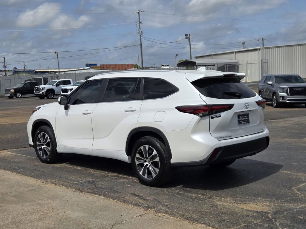 2024 Toyota Highlander LE