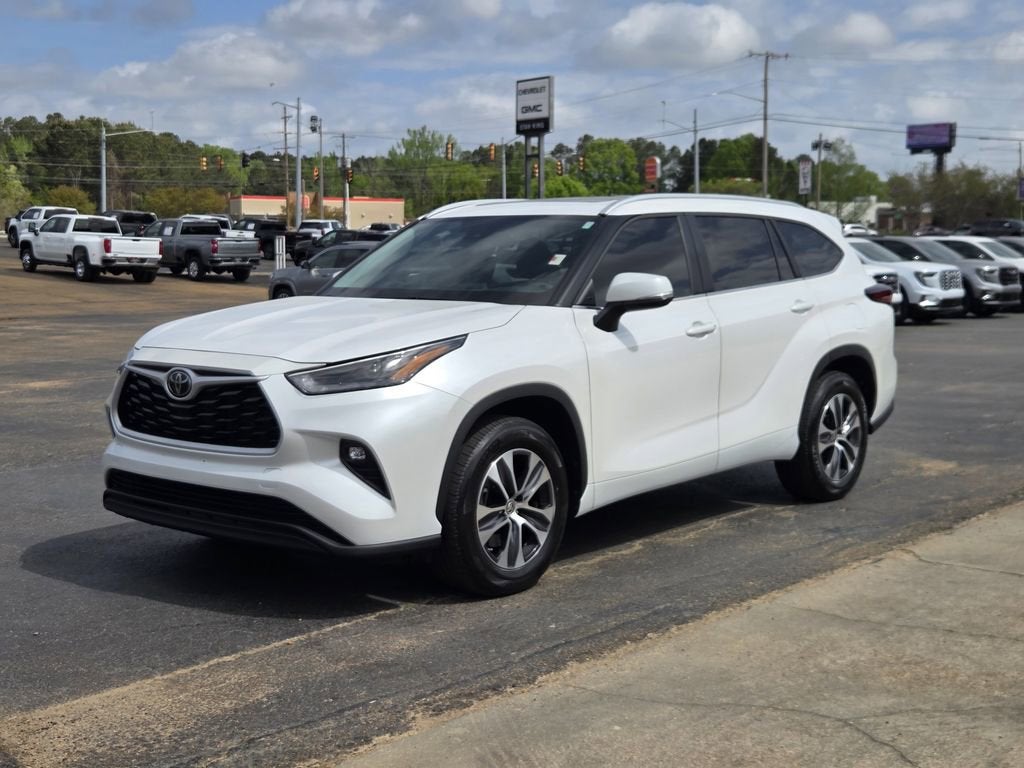 2024 Toyota Highlander LE